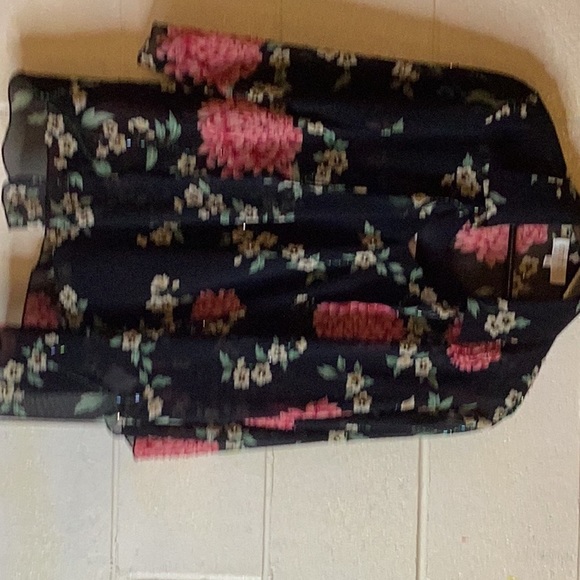 Gorgeous two piece Studio I dainty top with matching jacket for day or evening. - Picture 8 of 12